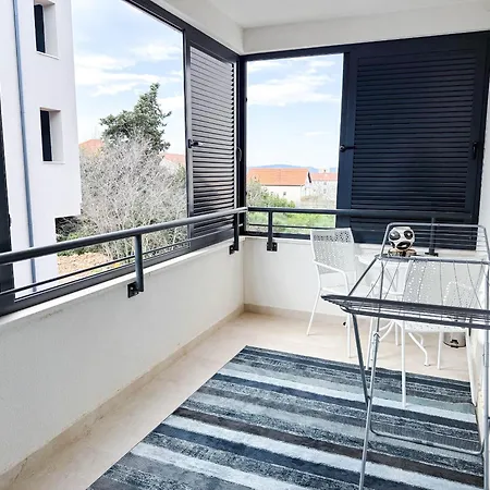 New 2 Bed, 1 Bath In Apartment *