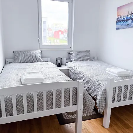 New 2 Bed, 1 Bath In דירה *