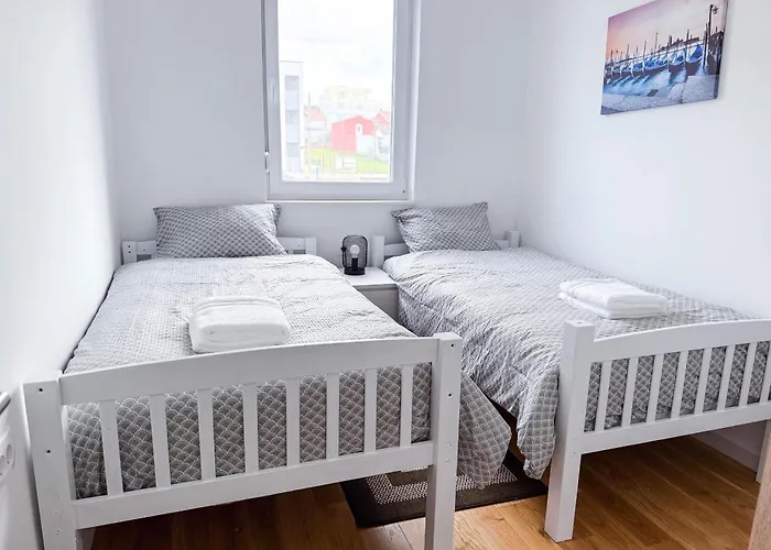 New 2 Bed, 1 Bath In דירה *